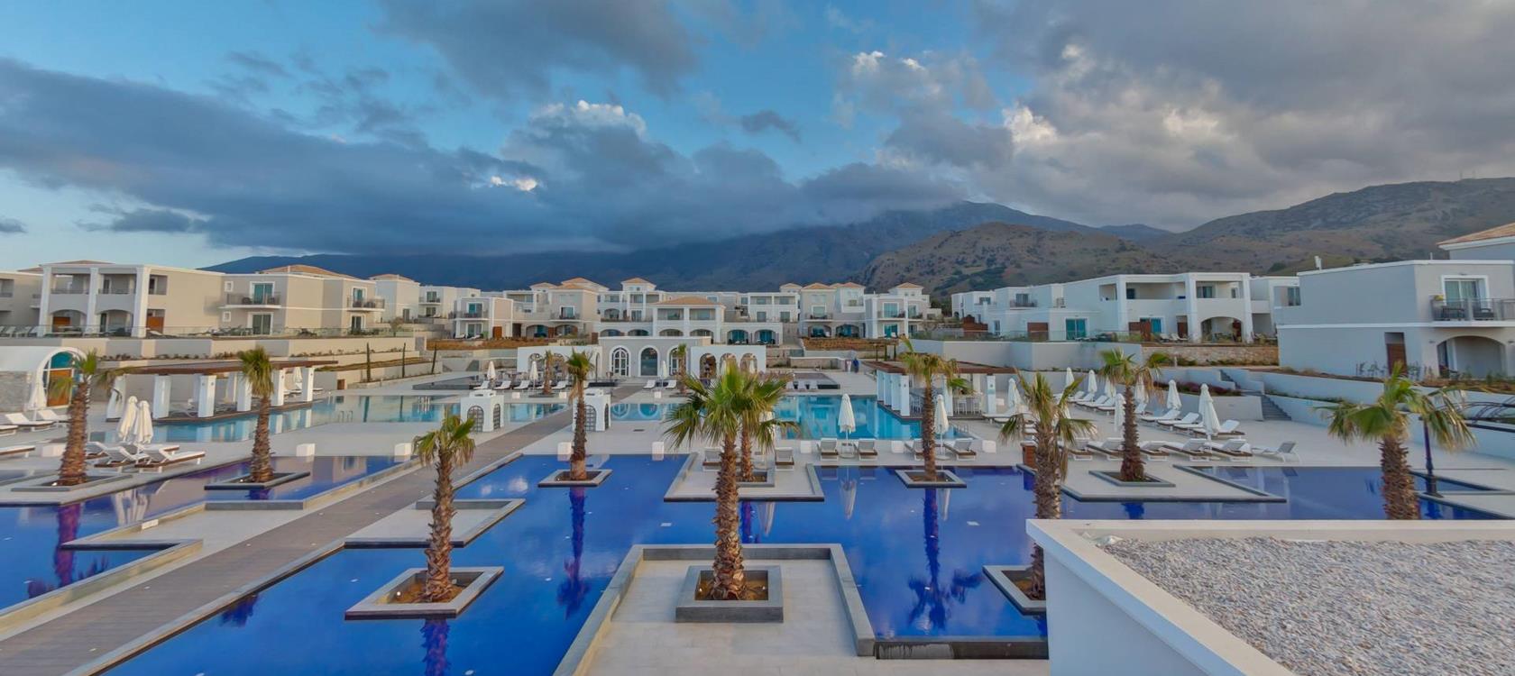 POOLS & BEACH